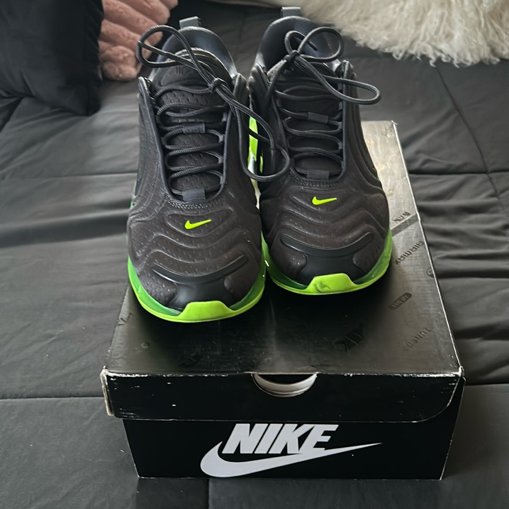 Nike Air Max 720.  Mens 7.5 Womens 9